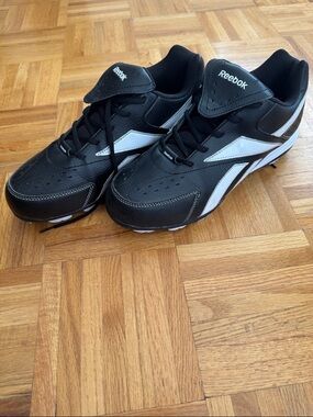 Vintage Reebok Men's Black & CNN White Athletic Shoes with Low-Top Design